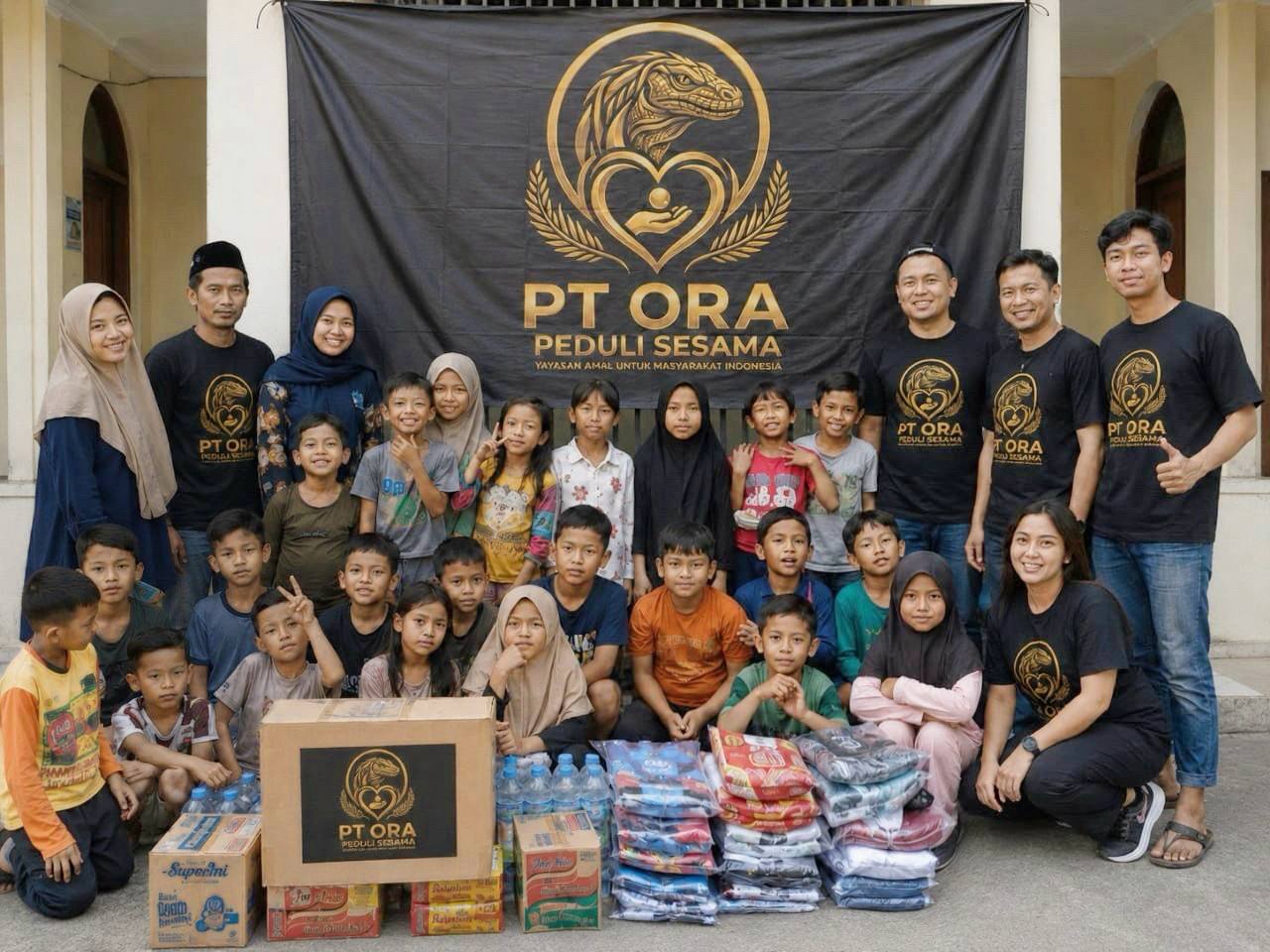 Anak dan orang dewasa bersama kotak pangan serta pakaian