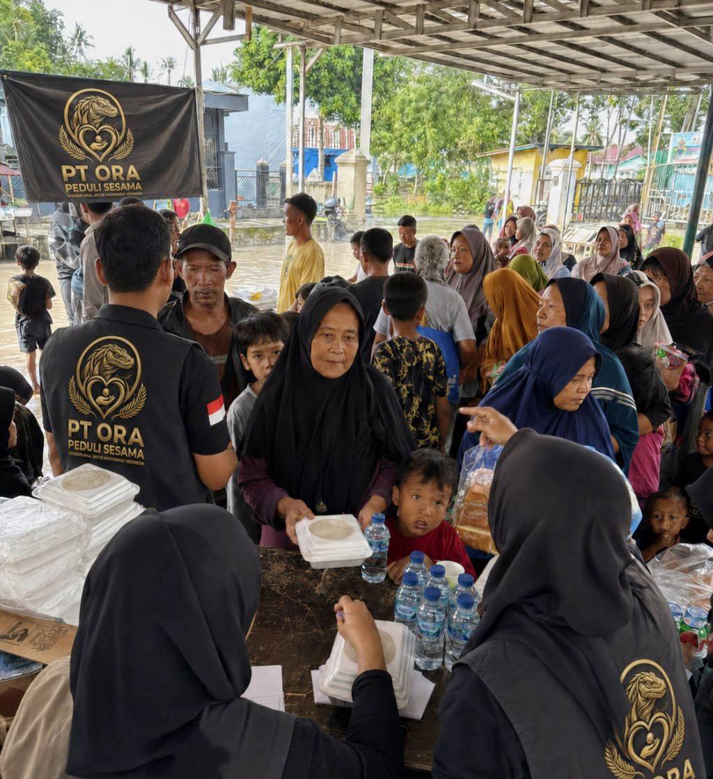 Pembagian kotak makanan dan air minum kepada keluarga di area berkumpul